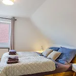 Landhausappartment شقة *